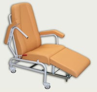 Cadeirão ergonómico clínico Geriátrico Kinefis Dynamic com assento, respaldo e reposabrazos abatibles, quatro rodas giratórias
