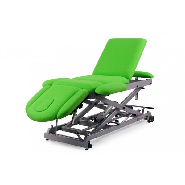 Marquesa hidráulica multifuncional para osteopatia: sete corpos com regulação de altura motorizada, respaldo reclinable em negativo, dobra central, braços e rodas escamoteables