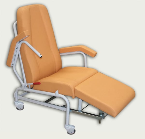 Cadeirão ergonómico clínico Geriátrico Kinefis Dynamic com assento, respaldo e reposabrazos abatibles, quatro rodas giratórias