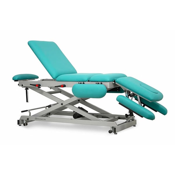 Marquesa elétrica multifuncional para osteopatia: nove corpos com regulação de altura motorizada, respaldo reclinable em negativo, dobra central, braços regulables e rodas escamoteables