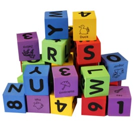 Set de 30 cubos de foam de abecedario e números