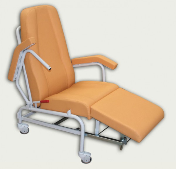 Cadeirão ergonómico clínico Geriátrico Kinefis Dynamic com assento, respaldo e reposabrazos abatibles, quatro rodas giratórias