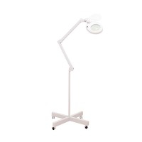 Candeeiro LED Magni+ de luz fria com lupa de cinco acréscimos: Base com quatro rodas, braço articulado e proteção da lente Candeeiro LED Magni+ de luz fria com lupa de cinco acréscimos: Base com quatro rodas, braço articulado e proteção da lente