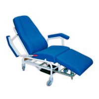 Cadeirão clÃnico e geriátrico Kinefis Kinetic: Estrutura de grande robustez, trendelemburg e reposabrazos abatibles Cadeirão clÃnico e geriátrico Kinefis Kinetic: Estrutura de grande robustez, trendelemburg e reposabrazos abatibles