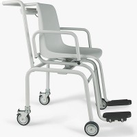 Balança de cadeira Seca 952 com capacidade 200 kg: com apoyabrazos e apoyapiés abatibles, travão e assento ergonómico