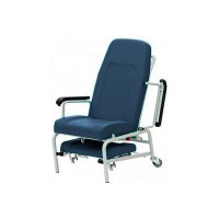 Cadeirão clínico e geriátrico para pacientes: Estrutura em aço de grande robustez, respaldo abatible e rodas que facilitam o transporte Cadeirão clínico e geriátrico para pacientes: Estrutura em aço de grande robustez, respaldo abatible e rodas que facilitam o transporte